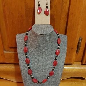 💚5/$25 Red Faceted Stone Necklace & Earring Set | Black Bead Accents